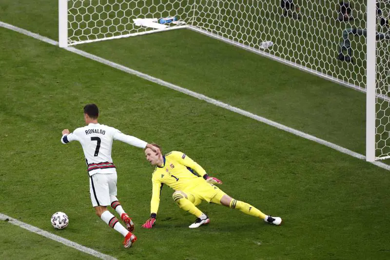 CR7 riscrive la storia europea. Ma non brinda a Coca Cola