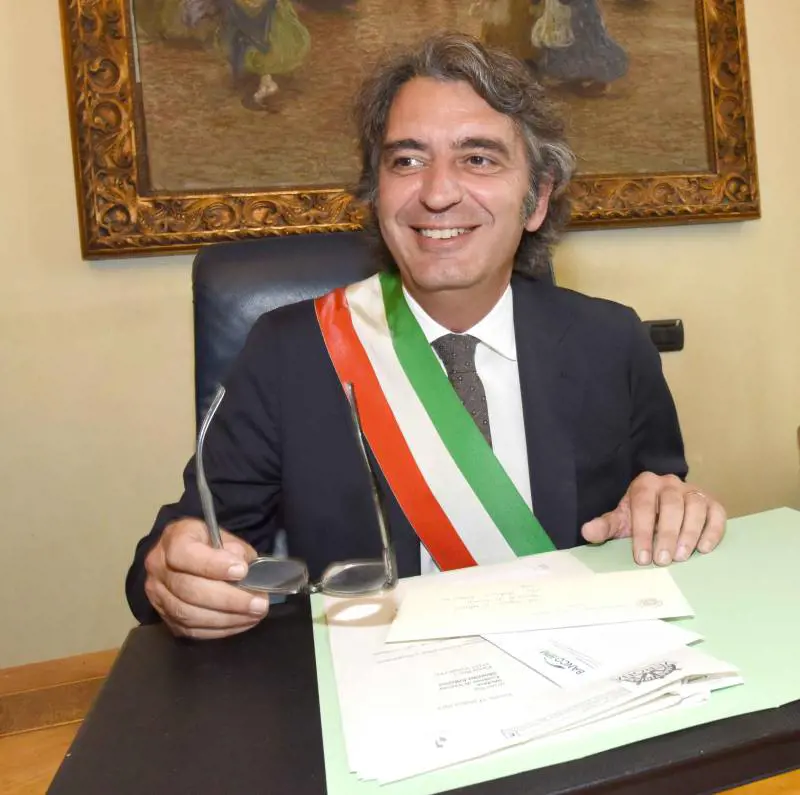 Il sindaco di Verona passa con la Meloni. Comuni, si cerca l'intesa