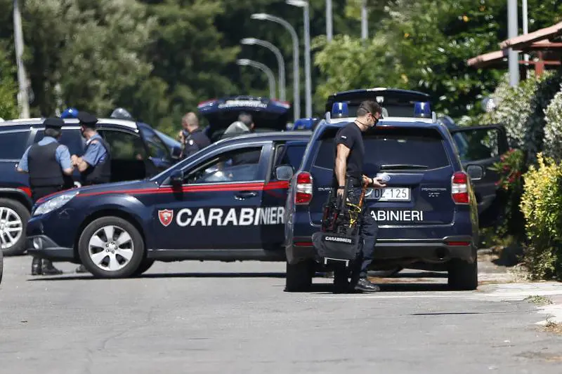 "Forse dovremo amputarle la gamba". Colto da un raptus accoltella il chirurgo