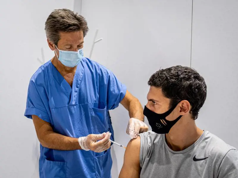 Vaccino unico per influenza e Covid: come funziona