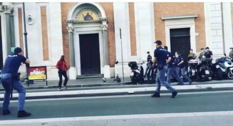 Spara al ghanese armato per bloccarlo: indagato il poliziotto