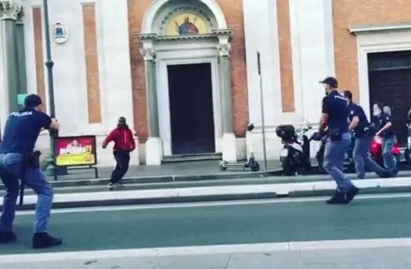 Statue sfregiate e gesti choc: chi è il ghanese fermato a Roma