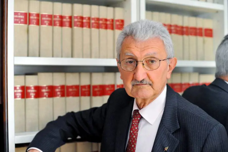 "Ogni giorno in ufficio poi, tutte le sere, a teatro"