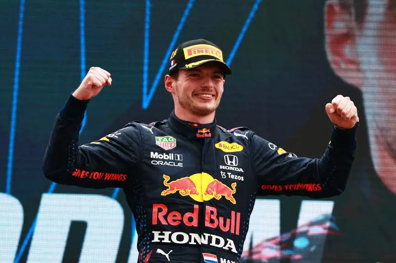 Verstappen cresce e "umilia" re Hamilton. E la Ferrari torna quella del 2020: doppiata