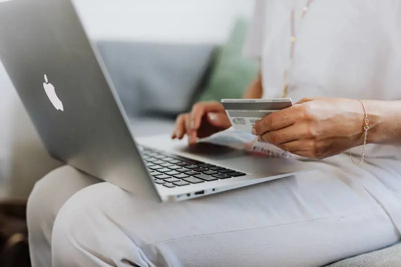 Shopping online, ecco come evitare le truffe durante i saldi estivi