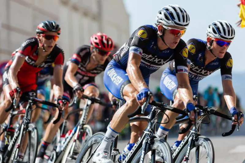 Invadono la strada e passano col rosso: scatta la maxi multa contro i ciclisti