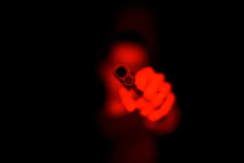 Rapina, inseguimento e sparatoria: tre minorenni in azione a Napoli