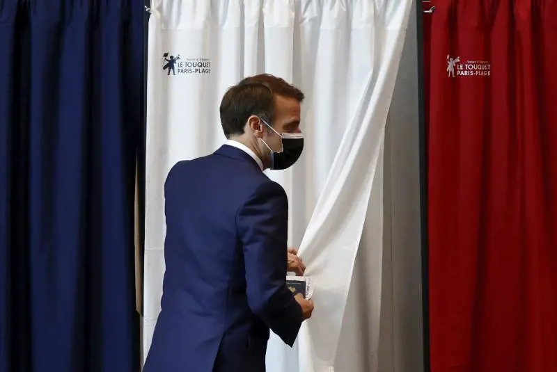 Batosta per Le Pen e Macron. Vincono neogollisti (e astenuti)