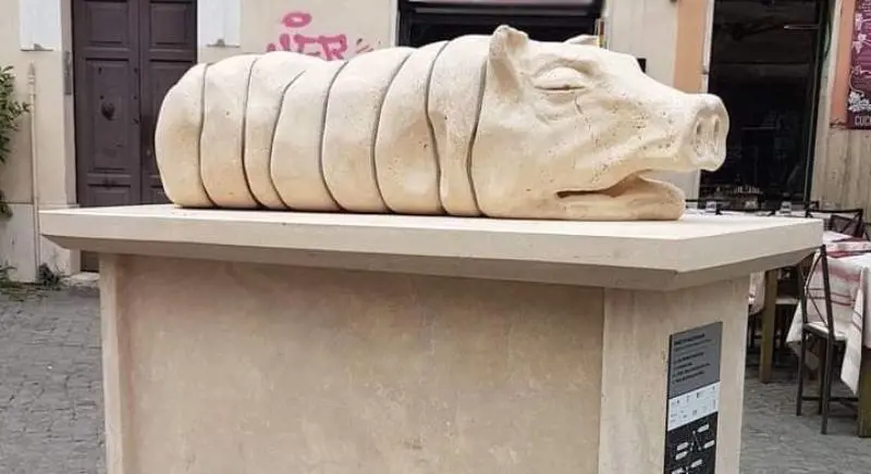 Un monumento alla porchetta deturpa Roma