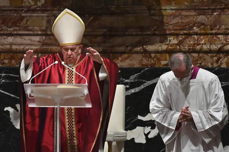 Blindata la Messa in latino: uno strano vento nella Chiesa