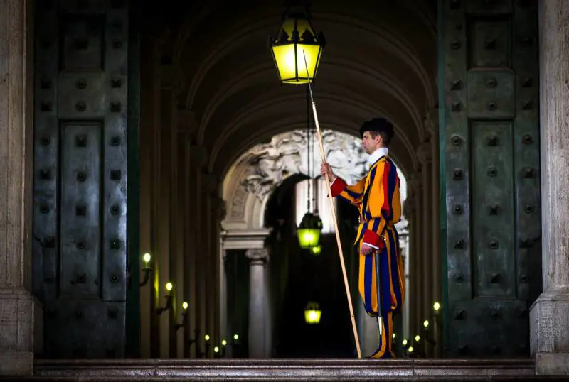 Il Vaticano scende in campo in difesa del denaro contante