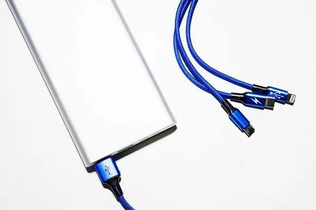 È una bomba o un power bank? In attesa di capirlo, in aereo meglio vietarli 