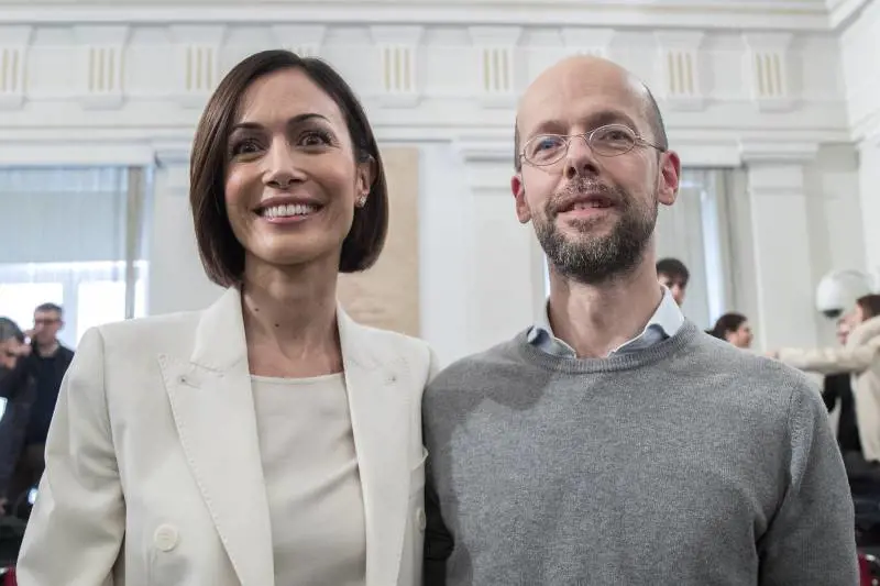 "Maschi, del Nord e tutti liberisti". Manifesto sinistro contro i consulenti.