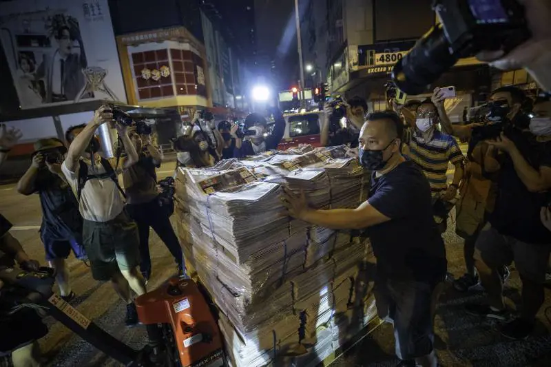 In coda per l'ultimo numero dell'Apple Daily. Pechino chiude la "voce libera" di Hong Kong