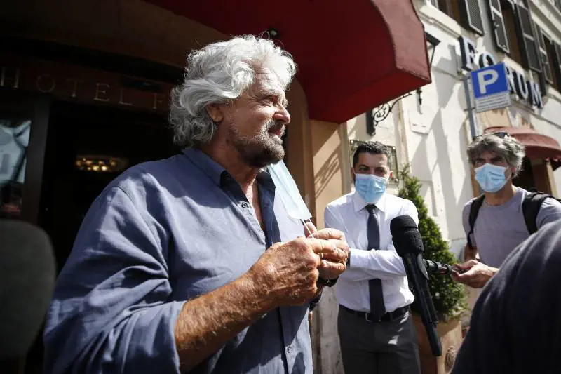 La sceneggiata va avanti: Grillo accetta la mediazione e nomina un comitato M5S