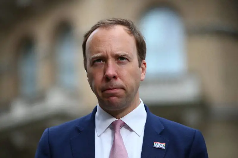 Matt Hancock si è dimesso. Fatale la foto in cui baciava l'amante