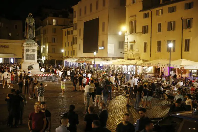 La minaccia sulla mascherina: "Costretti a rimetterle..."