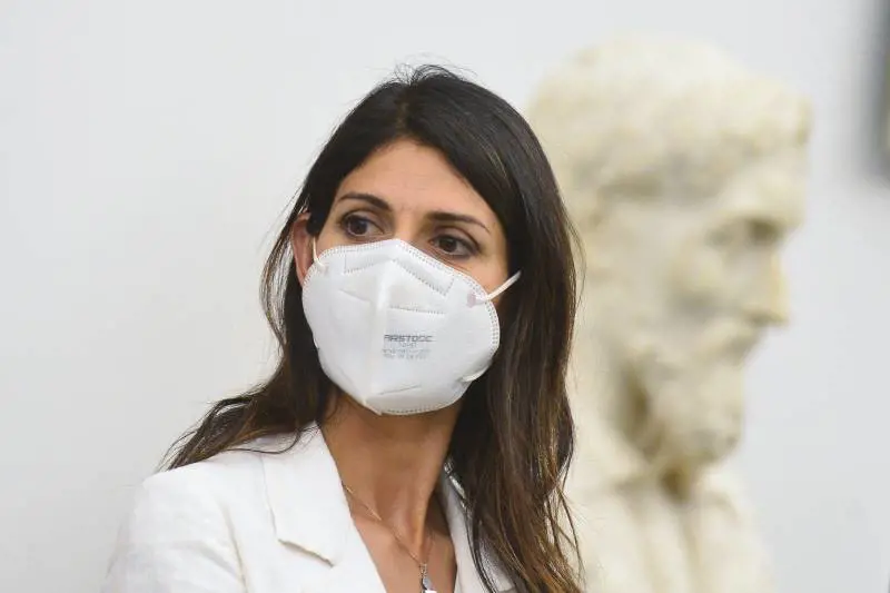Capriola di Grillo sui rifiuti. Gestione Raggi cestinata
