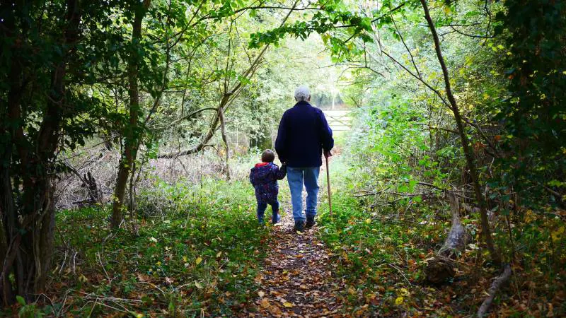 Nonno preleva all'asilo la nipote sbagliata. Ma a casa la guarda bene e capisce l'errore
