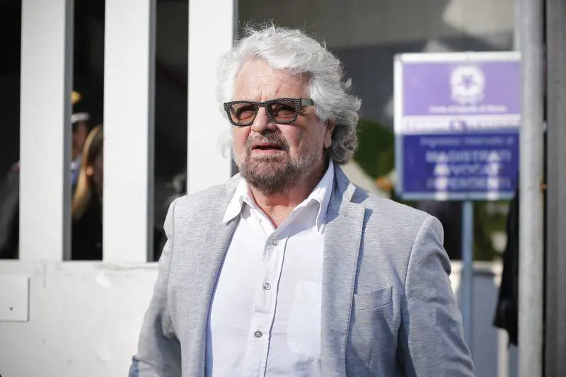 "Beppe, ci stanno fregando": la base trema e scrive a Grillo