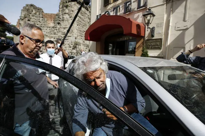 "Ricucirà con Conte?". E Grillo spara la "supercazzola"