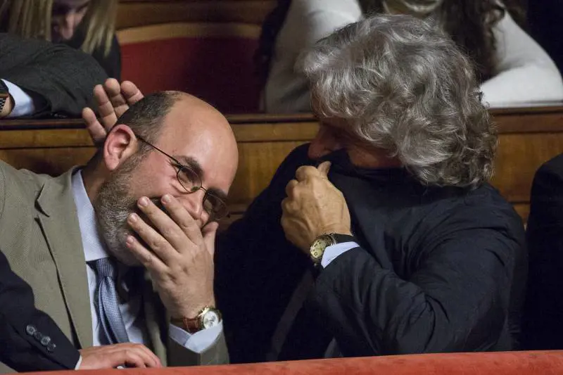 "Pubblico lo statuto di Conte", "Fallo e sei fuori": lo scontro Crimi-Grillo