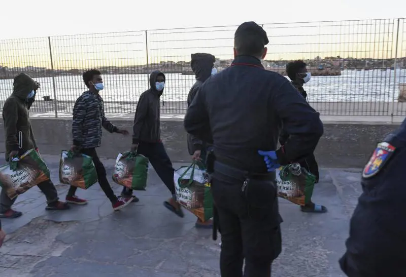 Variante Delta a Lampedusa: contagiato un carabiniere
