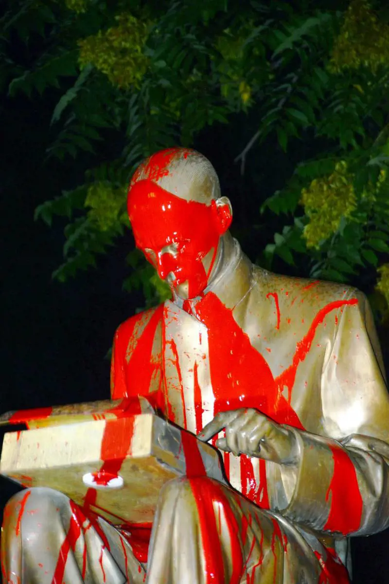 Dai colpi sparati a Montanelli alle statuette in faccia al Cavaliere