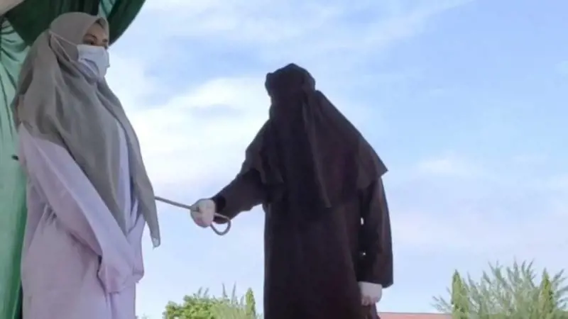 100 frustate per la sharia. E la donna sviene durante il supplizio