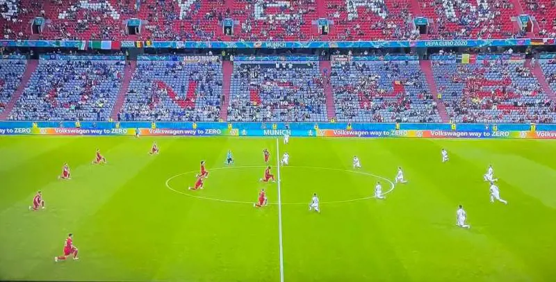 Alla fine l'Italia si inginocchia: tutti e undici gli azzurri chinati 