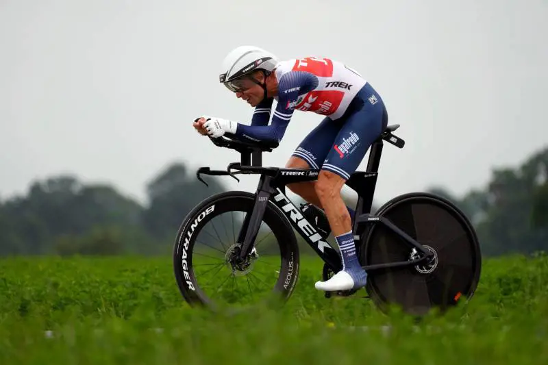 È un Tour subito epico: 29 in fuga disperata per fermare un solo uomo