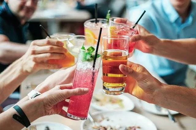 Alcol, lo "spartiacque" dei 40 anni: perché può far male o essere terapeutico