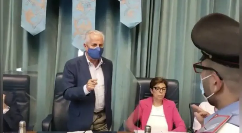 "Senza mascherina", ma la grillina fa una figuraccia