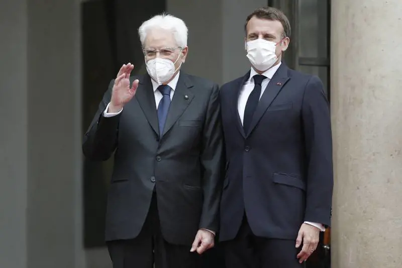 "L'Italia lasciata sola...": l'omaggio di Macron a Mattarella