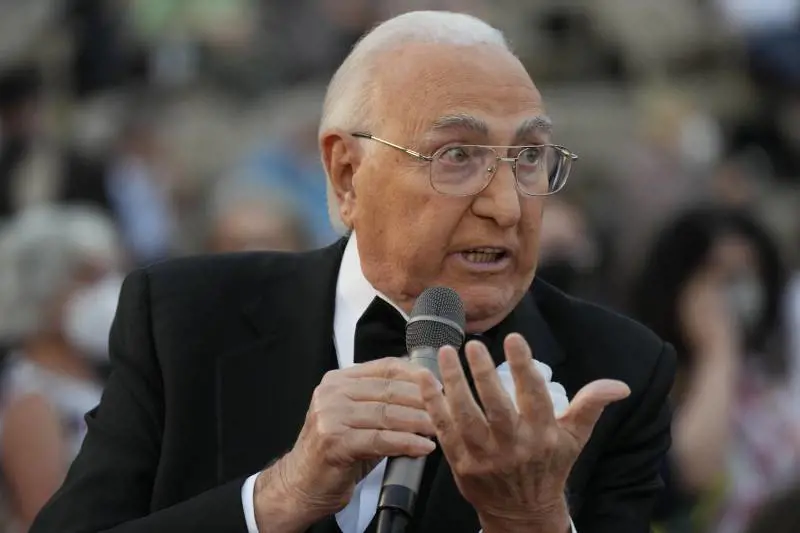 Il ricordo della Carrà unisce l'Italia. Pippo Baudo: "Ultima vera grande soubrette"
