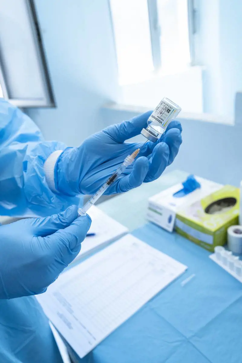 Contagi in aumento ma in calo ricoveri e terapie intensive. "Sprint sui vaccini"