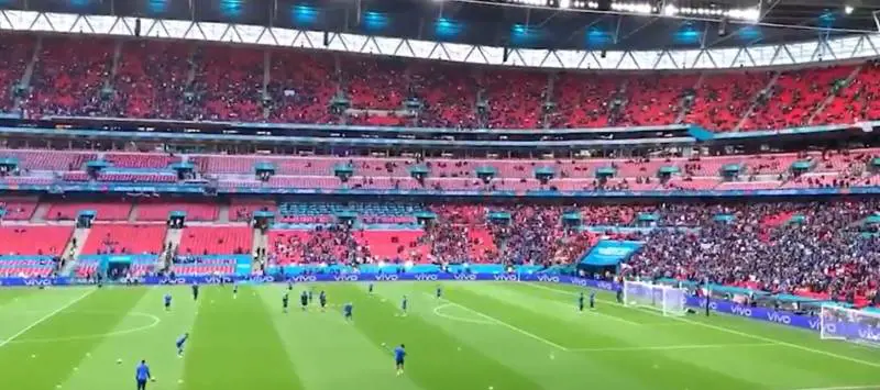 Raffaella Carrà a Wembley: "A far l'amore comincia tu" prima di Italia-Spagna