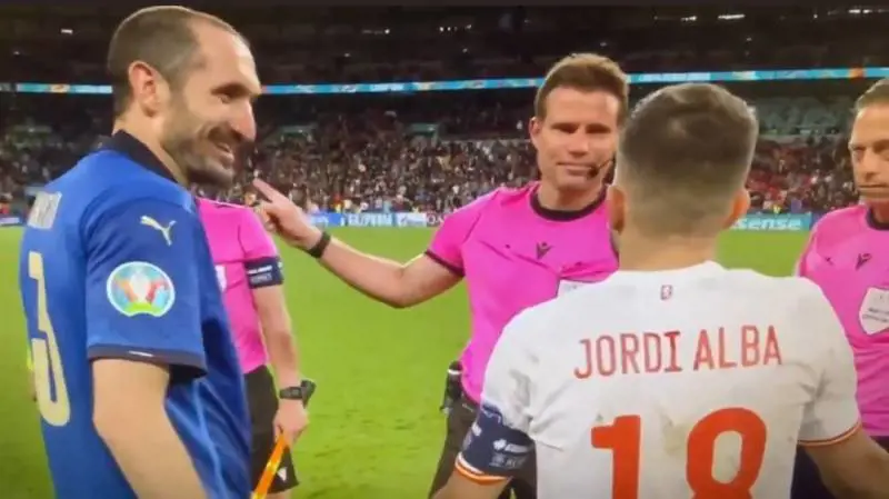 ''Bugiardo, bugiardo!''. Il siparietto tra Chiellini e Jordi Alba prima dei rigori