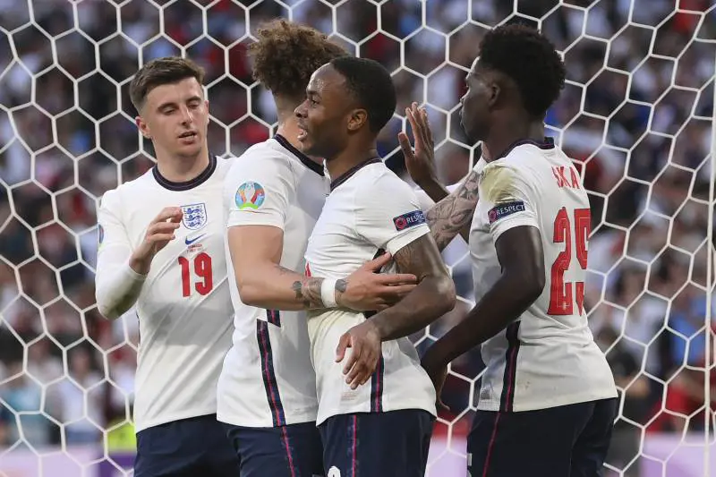 Inghilterra a tutti i costi. L'aiutino alla Regina un avviso agli azzurri