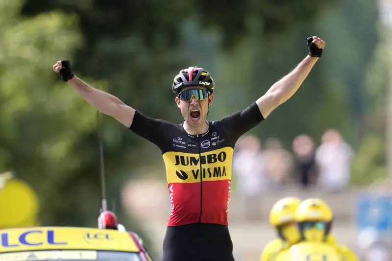 Van Aert, lo show più grande sul doppio monte ventoso