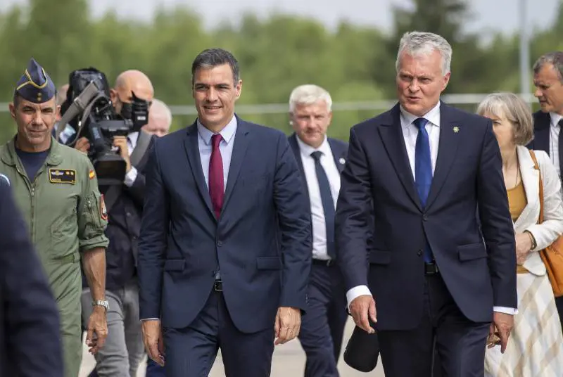 Lituania, fuori programma da paura per Sánchez. Due caccia russi violano lo spazio aereo: è fuga