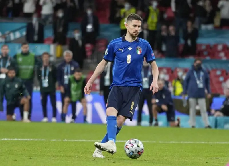 Jorginho, l'oro in testa e il pallone tra i piedi. "Per ora me la godo..."