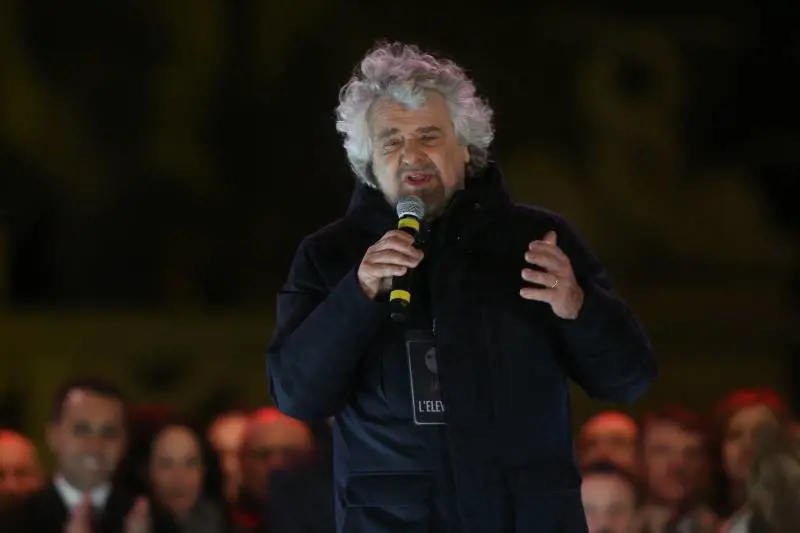 No a imposizioni "cinesi" e "orwelliane". Grillo si scopre in sintonia con la Meloni
