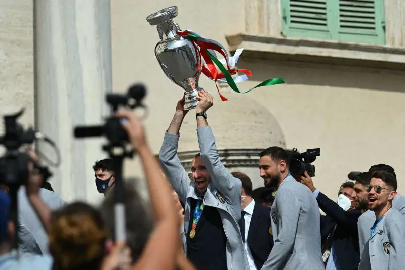 "Ci avete reso felici". L'Italia abbraccia gli Azzurri