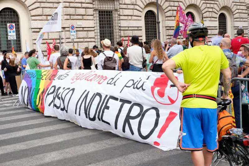 Ma dal Vaticano nuovo appello alla politica: legge "ingiusta" come l'aborto
