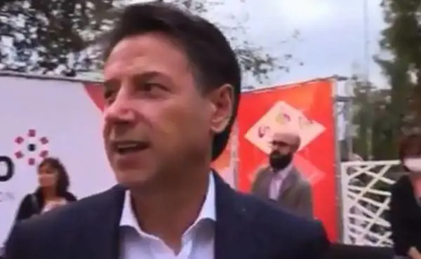 "Cosa ne pensa...?". E il gesto di Conte spiazza tutti