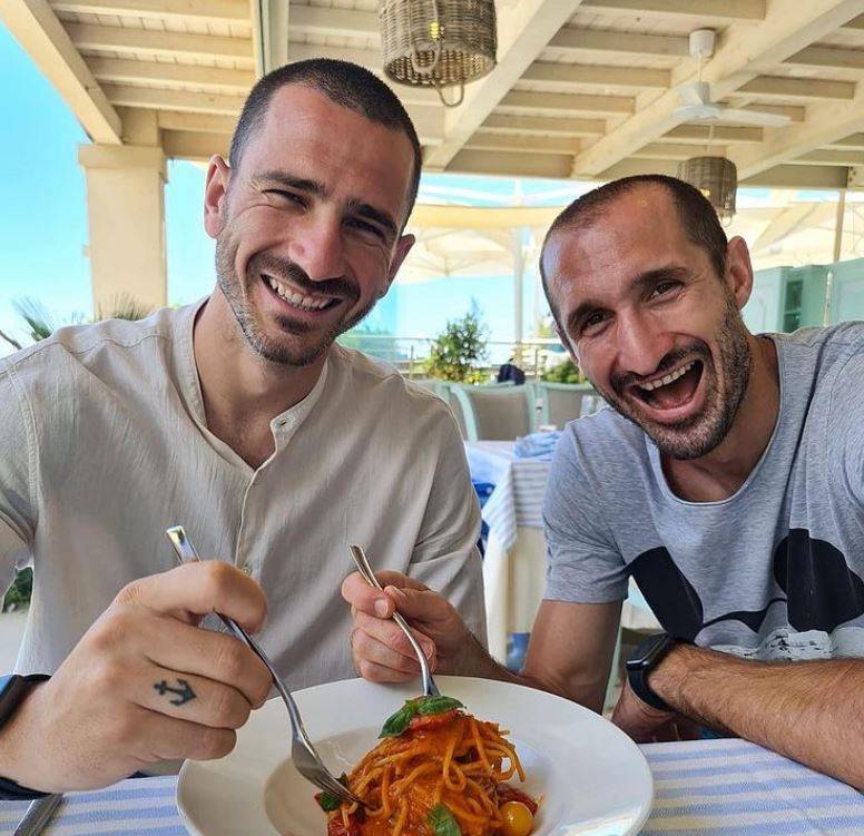 Bonucci e Chiellini mangiano la pastasciutta