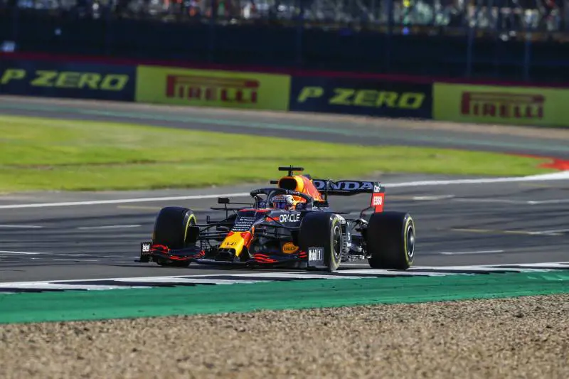 Max si prende il mini Gp e toglie la pole a re Lewis davanti a 110mila sudditi