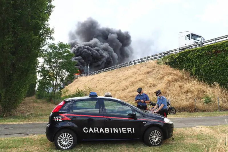 Ucciso davanti alla moglie mentre preleva al bancomat