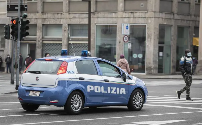 Va al lavoro: stuprata da un clandestino